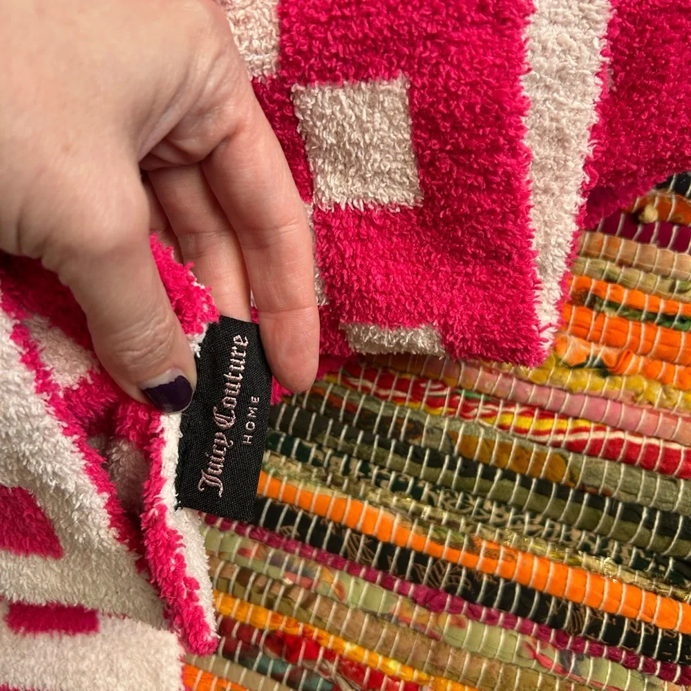 Juicy Couture Pink Checkered Reversible Featherknit Jaquard Push 50x70” Blanket